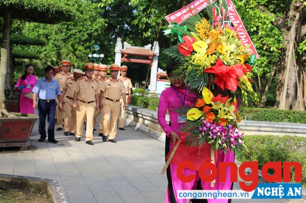 Đoàn đại biểu Phòng cảnh sát giao thông Công an Nghệ An dâng hoa, dâng hương báo công lên Bác tại Khu di tích Kim Liên.