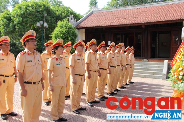 Đoàn đại biểu Phòng cảnh sát giao thông Công an Nghệ An dâng hoa, dâng hương tại Nhà lưu niệm cố Bộ trưởng Trần Quốc Hoàn.