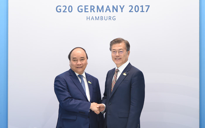 Bên lề Hội nghị Thượng đỉnh G20 tại Hamburg, Đức, Thủ tướng Chính phủ Nguyễn Xuân Phúc đã có các cuộc gặp chính thức với Tổng thống Hàn Quốc Moon Jae-in và Thủ tướng Australia  Malcolm Turnbull. Trong ảnh, Thủ tướng gặp chính thức Tổng thống Hàn Quốc Moon Jae-in. (Ảnh: chinhphu.vn)