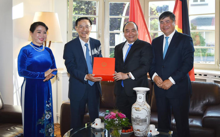 Ngay sau khi đến thành phố Frankfurt, Thủ tướng Nguyễn Xuân Phúc và Phu nhân, cùng Đoàn đại biểu Cấp cao Việt Nam đã tới thăm cán bộ, nhân viên Tổng lãnh sự quán Việt Nam tại thành phố Frankfurt.