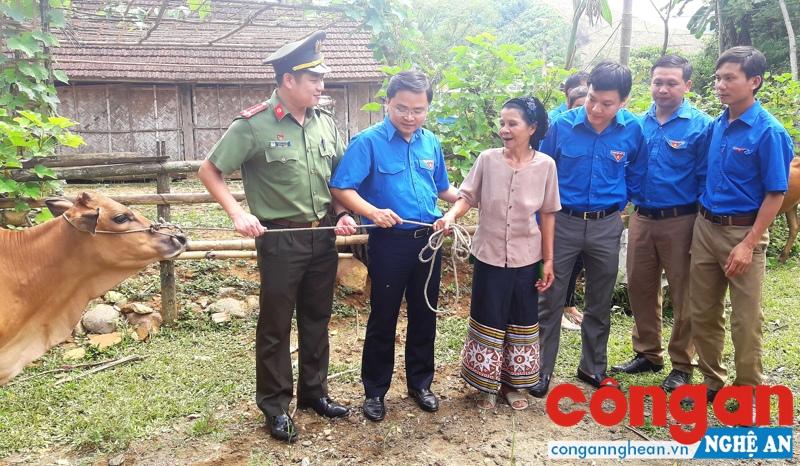 Đồng chí Bí thư Trung ương Đoàn và Đoàn Thanh niên Công an tỉnh Nghệ An trao bò cho gia đình đoàn viên Lương Văn Quý