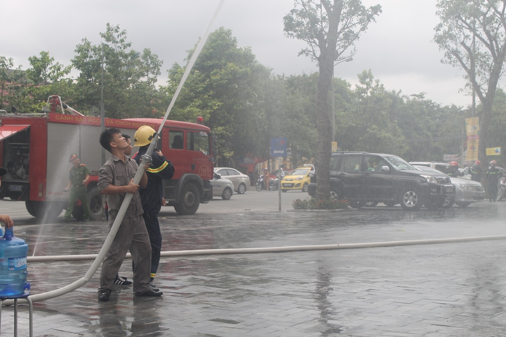 Lực lượng PCCC cơ sở của khách sạn phun nước dập lửa 