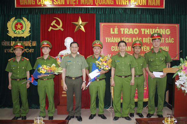 Đồng chí Đại tá Nguyễn Hữu Cầu, Giám đốc Công an tỉnh Nghệ An trao thưởng ban chuyên án