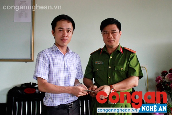 Anh Lương Văn Thành nhận lại tài sản bị mất từ Thiếu tá Hải tại Công an phường Nghi Hải