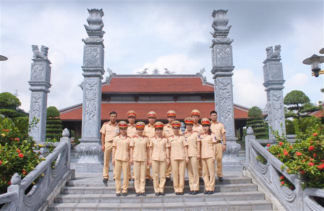 Đoàn dâng hương chụp ảnh lưu niệm tại khu di tích Truông Bồn.