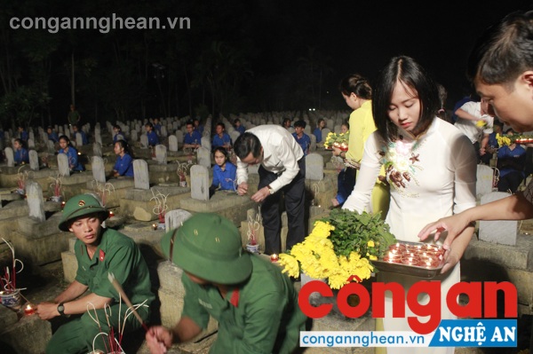 Các đại biểu trung ương và địa phương cùng thế hệ trẻ tham gia thắp nến tại các phần mộ các liệt sỹ