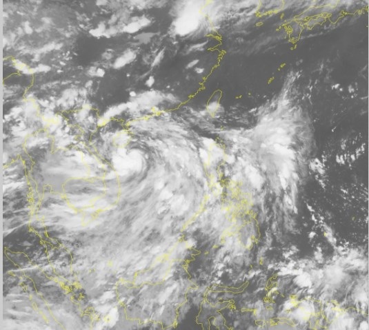 Ảnh chụp vệ tinh về ảnh hưởng của cơn bão số 2, lúc 21 giờ 15/7.