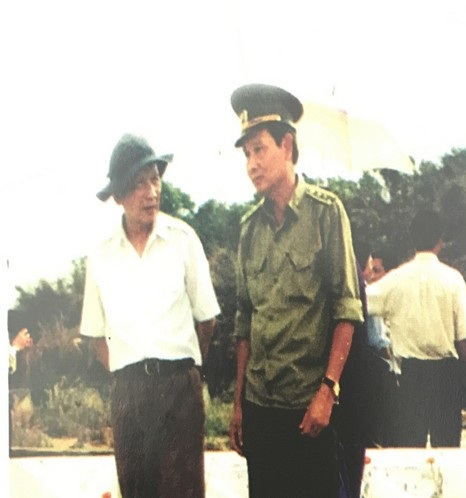 Cố Bộ trưởng Bùi Thiện Ngộ (bên phải) và Đại tá Huỳnh Minh Phụng tại nghĩa trang Ban An ninh Trung ương Cục miền Nam ngày 27-7-1995.
