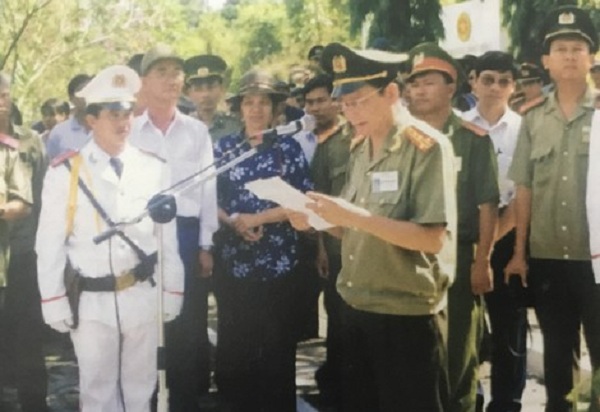 Đại tá Huỳnh Minh Phụng, Phó Trưởng Ban Thường trực Ban chỉ đạo quy tập mộ liệt sĩ Bộ Công an đọc lời điếu tại lễ an táng hài cốt liệt sĩ năm 1999.