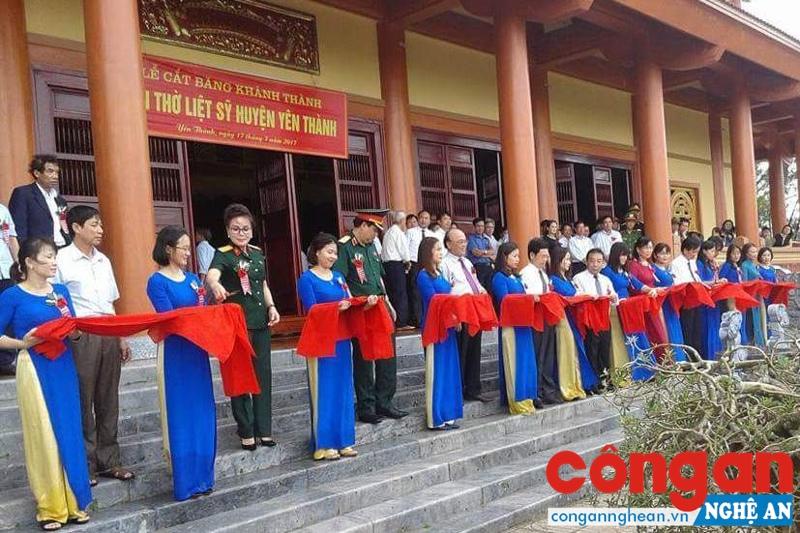 Đại biểu cắt băng khánh thành đền thờ liệt sỹ huyện Yên Thành