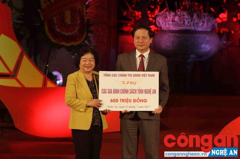 Nguyên Phó Chủ tịch nước Trương Mỹ Hoa trao tặng quà cho gia đình chính sách tại chương trình “Khúc tráng ca Việt - Lào”