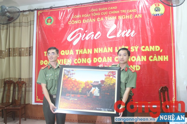 Công đoàn Tổng cục Chính trị CAND tặng bức tranh phong cảnh Hà Nội cho Công đoàn Công an Nghệ An