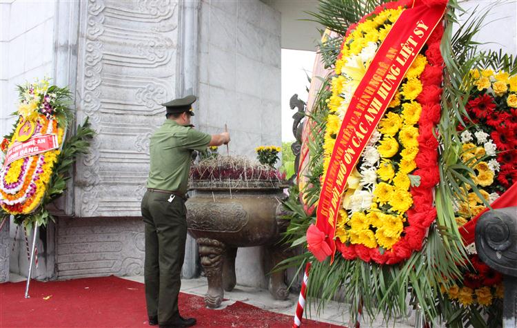 Dâng hoa, dâng hương tưởng niệm các anh hùng liệt sỹ tại nghĩa trang Việt - Lào, huyện Anh Sơn
