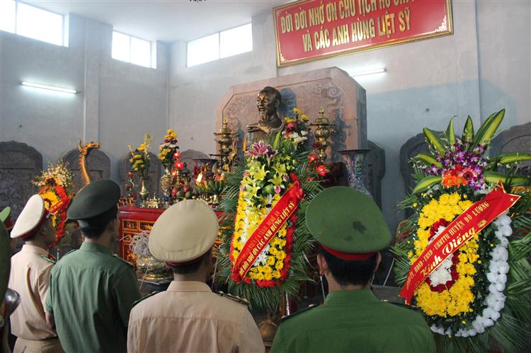 Dâng hoa, dâng hương tại nghĩa trang Việt - Lào, huyện Đô Lương