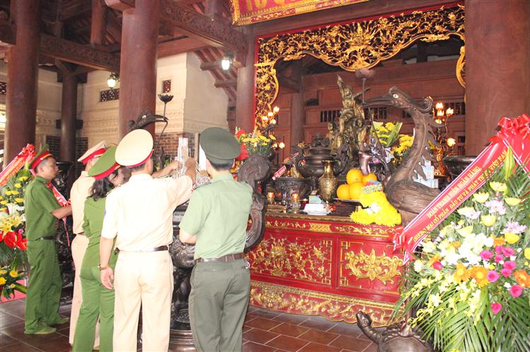 Dâng hoa, dâng hương tại Khu di tích lực sử Truông Bồn