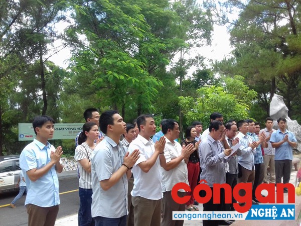 Đồng chí Nguyễn Tiến Dần cùng đoàn công tác đang dâng hương, hoa tại nghĩa trang Đường 9, tỉnh Quảng Trị