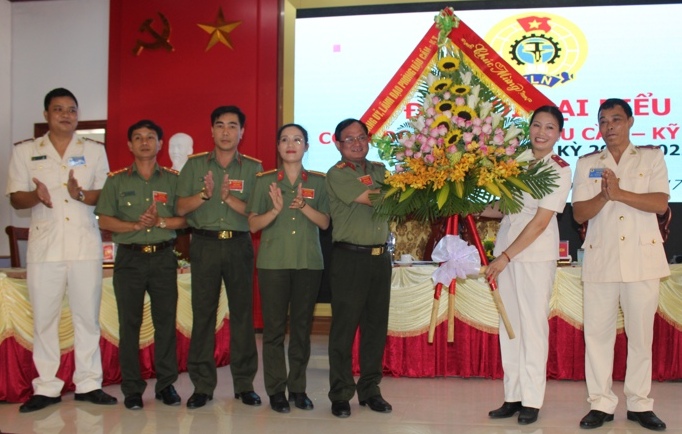 Lãnh đạo Phòng Hậu cần – Kỹ thuật tặng hoa chúc mừng Đoàn Chủ tịch Công đoàn.