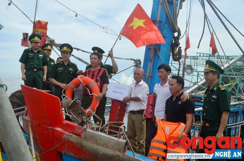Lãnh đạo Bộ chỉ huy BĐBP tỉnh trao tặng các trang thiết bị cho 1 chủ tàu đánh cá xa bờ