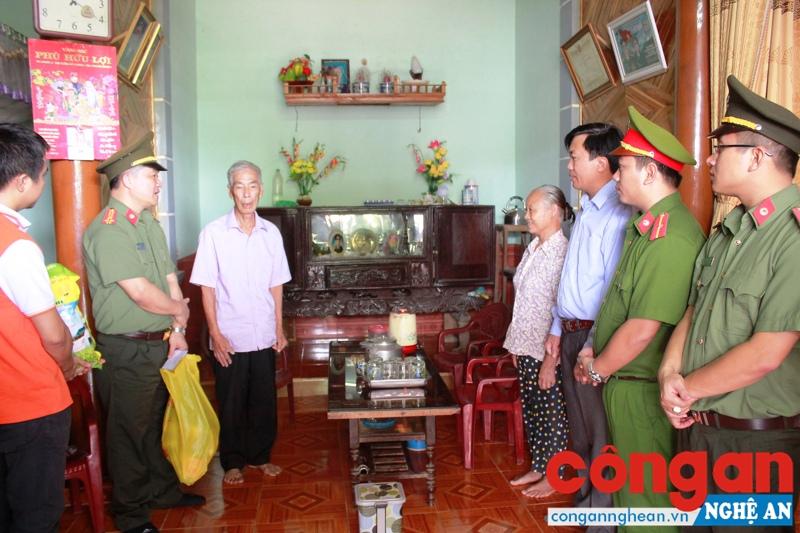Phòng Bảo vệ Chính trị Công an Nghệ An thăm hỏi, tặng quà gia đình chính sách tại xã Hùng Sơn, huyện Anh Sơn