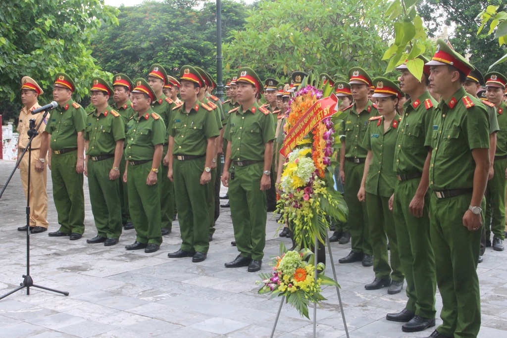 Công an huyện Quỳnh Lưu  dâng hương, dâng hoa tại nghĩa trang liệt sỹ huyện Quỳnh Lưu - thị xã Hoàng Mai