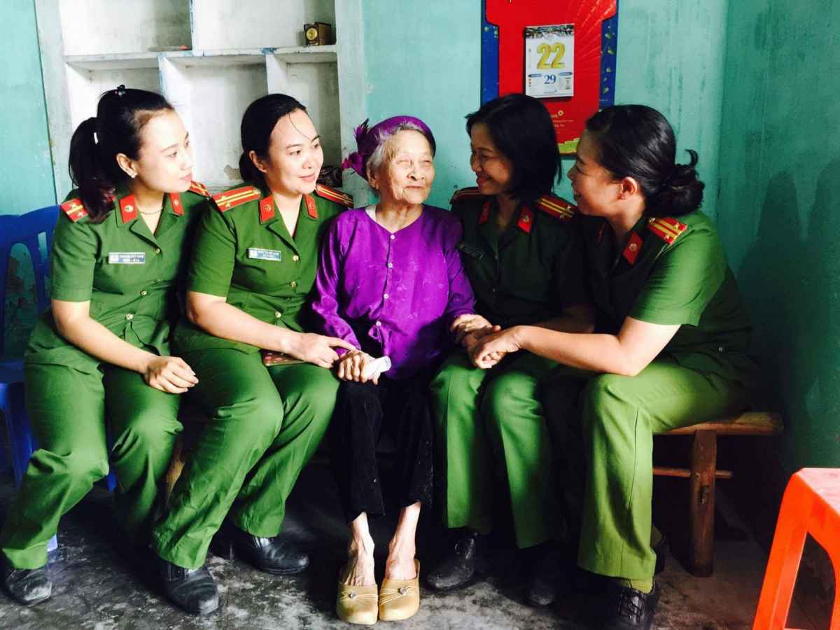 CBCS phòng PC64 thăm hỏi mẹ Việt Nam anh hùng