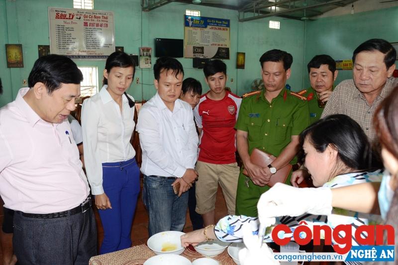 Đoàn kiểm tra liên ngành Ban chỉ đạo An toàn vệ sinh thực phẩm tỉnh kiểm tra mẫu thực phẩm tại huyện Nam Đàn