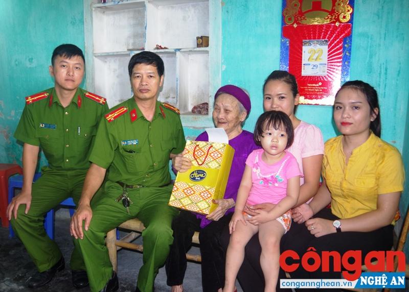 CBCS Phòng Cảnh sát Hình sự thăm, tặng quà mẹ của liệt sỹ Nguyễn Quang Cảnh