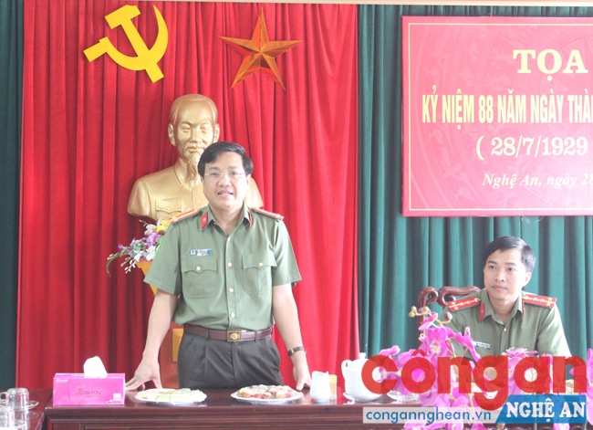 Đồng chí Đại tá Hồ Văn Tứ, Phó giám đốc Công an tỉnh phát biểu tại buổi tọa đàm