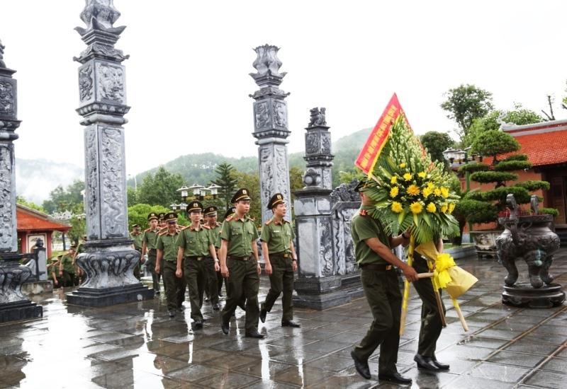 Dâng hoa tại khu di tích lịch sử Truông Bồn