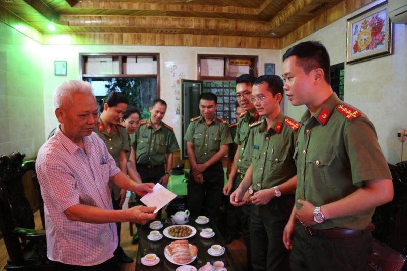 Thăm, tặng quà cho gia đình CBCS Phòng Hậu cần kỹ thuật Công an tỉnh Nghệ An có người thân là thương binh