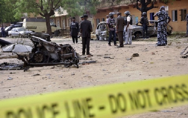  Hiện trường vụ đánh bom kép tại Nigeria. Ảnh: Reuters