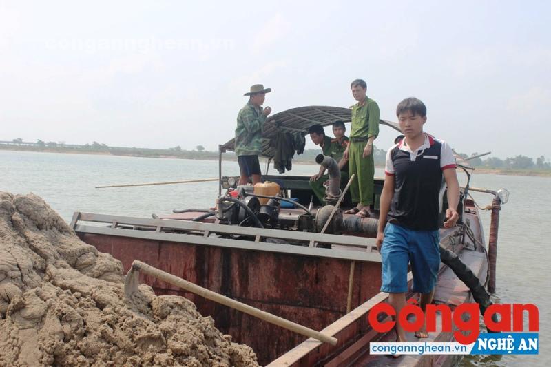 Cảnh sát Môi trường Công an Nghệ An phát hiện và xử lý tàu vỏ sắt khai thác cát trái phép trên sông Lam