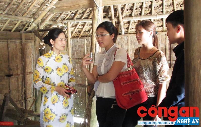 Hướng dẫn viên giới thiệu với khách du lịch về quê hương, thời niên thiếu của Chủ tịch Hồ Chí Minh tại Khu di tích Kim Liên, huyện Nam Đàn
