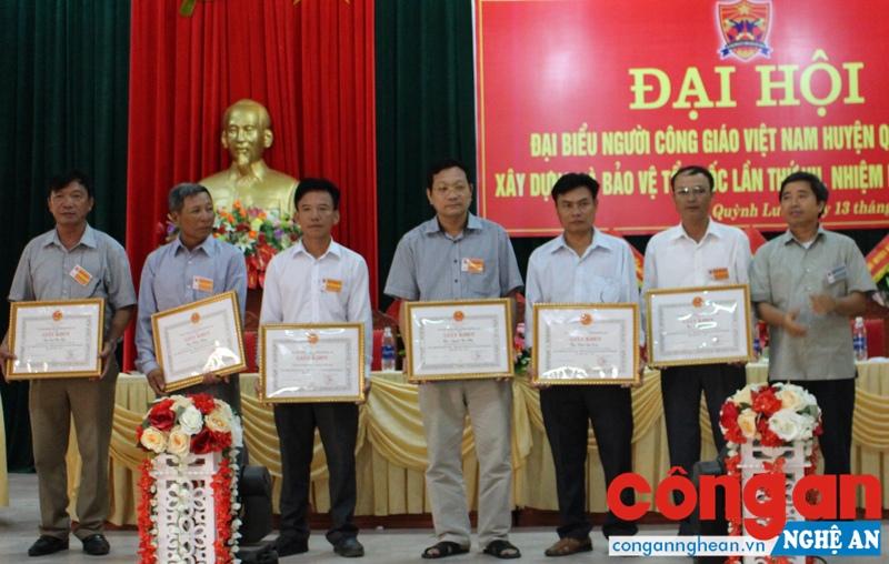 Lãnh đạo UBND huyện Quỳnh Lưu trao tặng Giấy khen cho các tập thể, cá nhân có thành tích xuất sắc trong phong trào thi đua yêu nước, sống tốt đời đẹp đạo