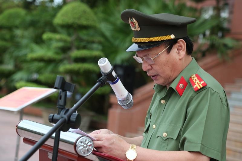 Đồng chí Đại tá Nguyễn Đình Dung, Phó giám đốc Công an tỉnh chủ trì buổi lễ chào cờ