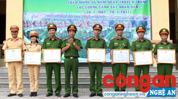 Trung tá Tạ Đình Tuấn, Trưởng Công an huyện Quỳnh Lưu tặng Giấy khen cho các tập thể, cá nhân xuất sắc trong đợt thi đua đặc biệt giai đoạn 1