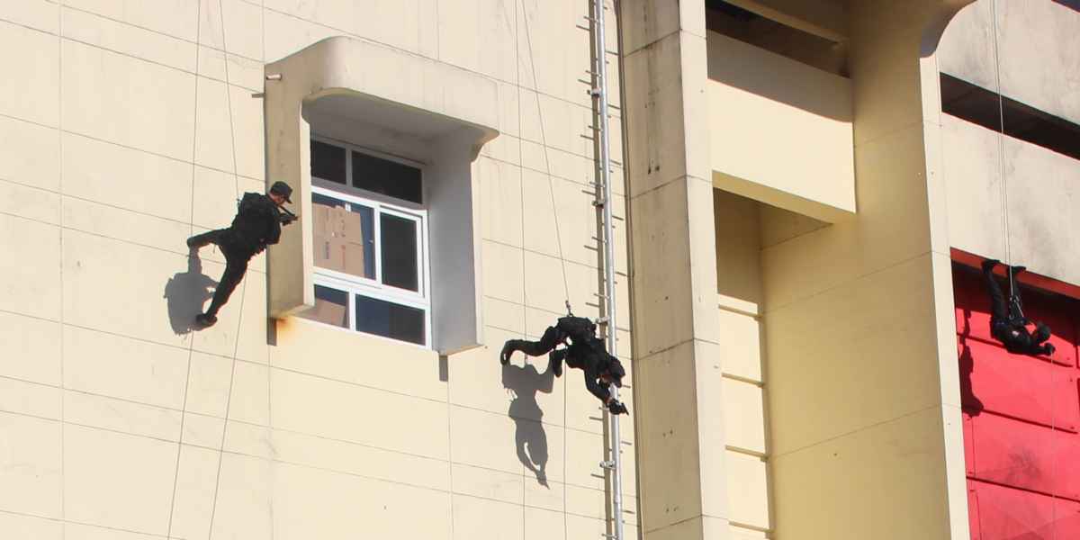 Nam cảnh sát đặc nhiệm và nữ cảnh sát đặc nhiệm thực hiện phương án đu dây từ trên cao để đột nhập giải cứu con tin
