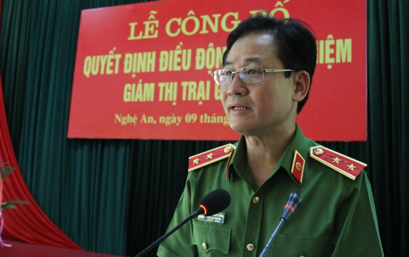   Trung tướng Nguyễn Ngọc Bằng phát biểu chúc mừng và căn dặn Thiếu tá Trần Bá Toan trên cương vị nhiệm vụ mới.