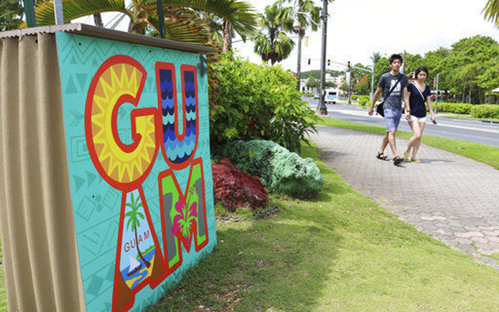Ảnh tư liệu tháng 5/2017 cho thấy du khách đi dạo bình thản trong quận mua sắn Tamuning trên đảo Guam. (Ảnh: AP)