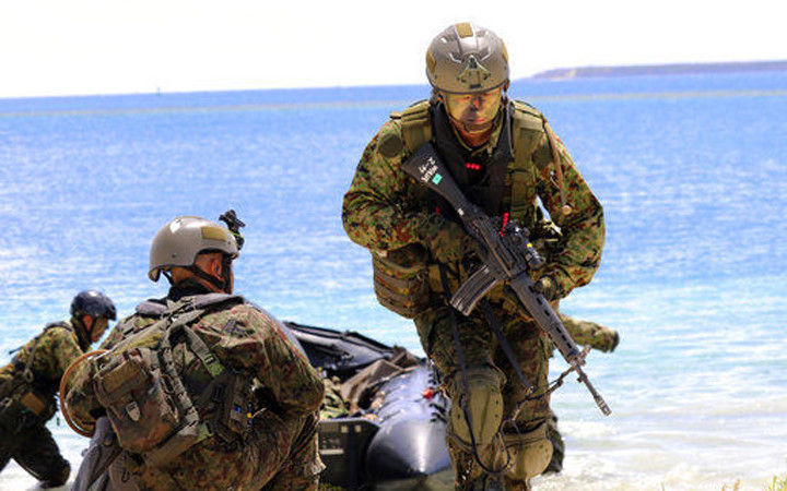 Binh sỹ Nhật Bản đổ bộ bằng xuồng cao su trong một cuộc tập trận chung với Mỹ, Pháp và Anh trên đảo Guam ngày 13/5/2017. (Ảnh: Foxtrotalpha)