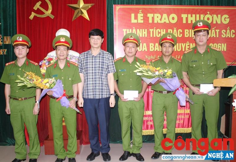 Đồng chí Lê Xuân Đại, Phó Chủ tịch Thường trực UBND tỉnh trao thưởng thành tích đặc biệt xuất sắc của Ban chuyên án 206N