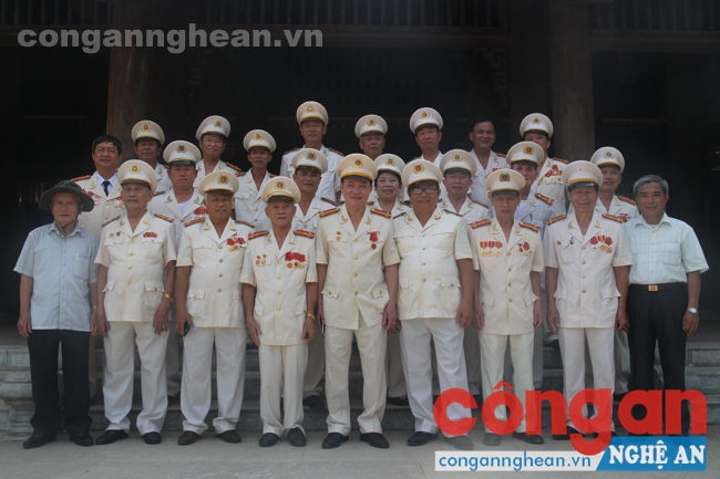 Các hội viên CLB Công an hưu trí TP Vinh chụp ảnh lưu niệm tại Khu di tích Kim Liên