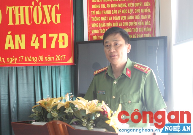 Đồng chí Đại tá Nguyễn Mạnh Hùng, Phó giám đốc, Thủ trưởng cơ quan CSĐT Công an tỉnh phát biểu chúc mừng chiến công của Ban chuyên án 417Đ
