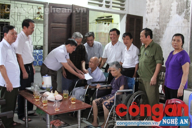  Ban chủ nhiệm CLB Công an hưu trí TP Vinh và một số cán bộ Công an đã nghỉ hưu tại phường Hà Huy Tập thăm hỏi, tặng quà cho đồng chí Võ Sỹ Viên