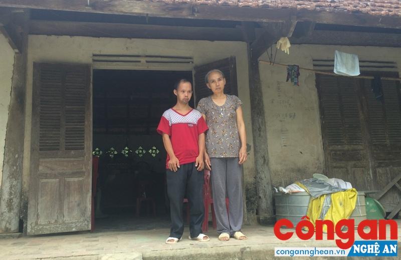 Bà Trần Thị Tuyết cùng đứa con trai tật nguyền đang khốn đốn vì “bão” hụi