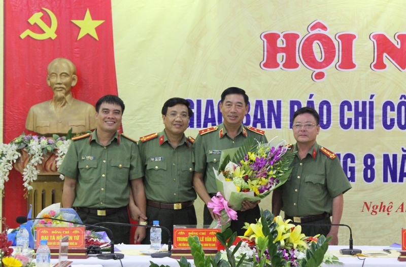 Lãnh đạo Công an Nghệ An và đại diện Ban biên tập Báo Công an Nghệ An chụp ảnh lưu niệm với Trung tướng Lê Văn Đệ.