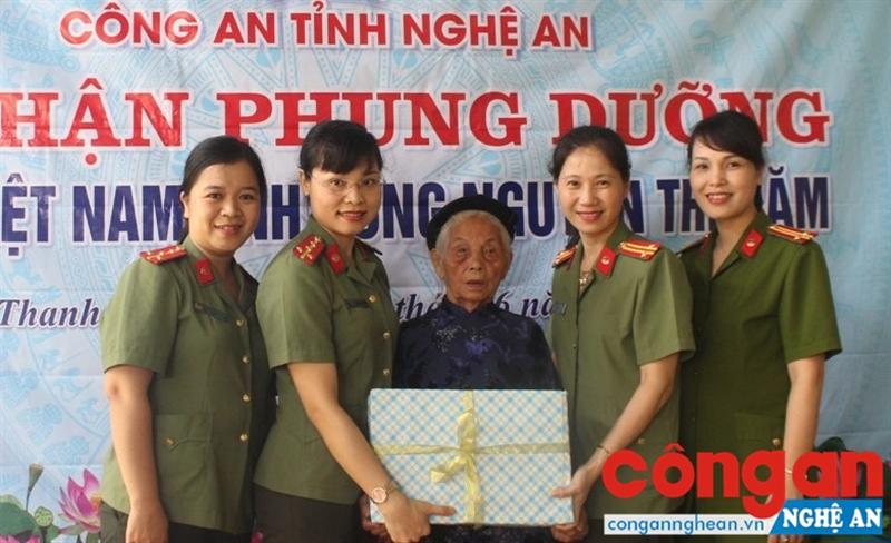 Công an Nghệ An nhận phụng dưỡng suốt đời mẹ Việt Nam anh hùng Nguyễn Thị Năm