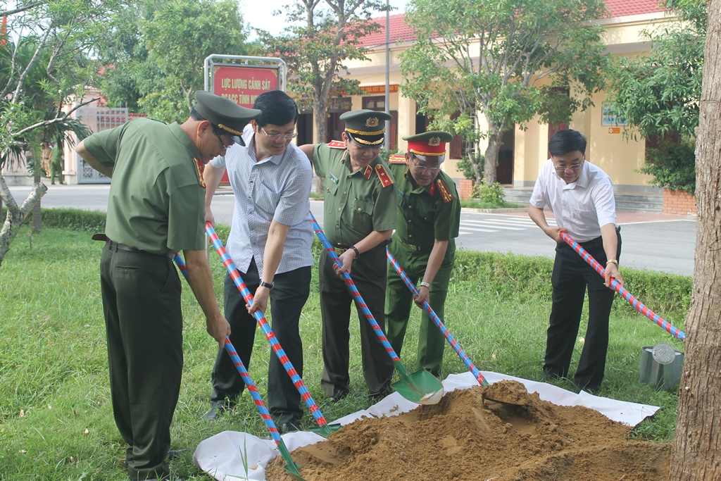 Các đồng chí lãnh đạo trồng cây lưu niệm tại khuôn viên Cảnh sát PC&CC