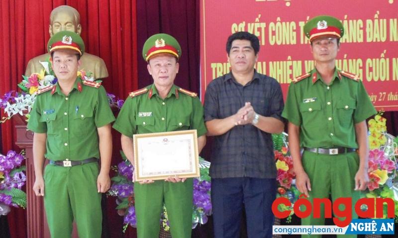 Đồng chí Vi Văn Sơn, Chủ tịch UBND huyện Con Cuông trao thưởng cho tập thể, cá nhân Công an huyện có thành tích trong công tác phòng, chống tội phạm 6 tháng đầu năm 2017