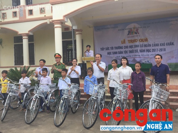 Lãnh đạo UBND huyện, Công an huyện, Phòng GD-ĐT và chính quyền xã trao xe đạp cho học sinh
